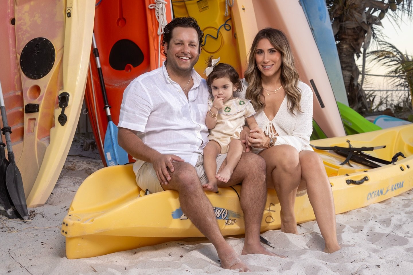 Familia extendida grande en la playa con kayaks, West Palm Beach