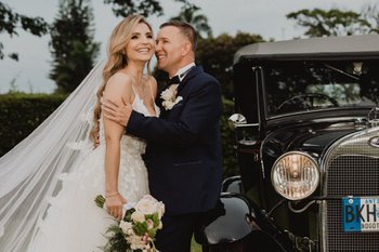 Novia y novio con auto vintage