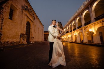 Recién casados al atardecer
