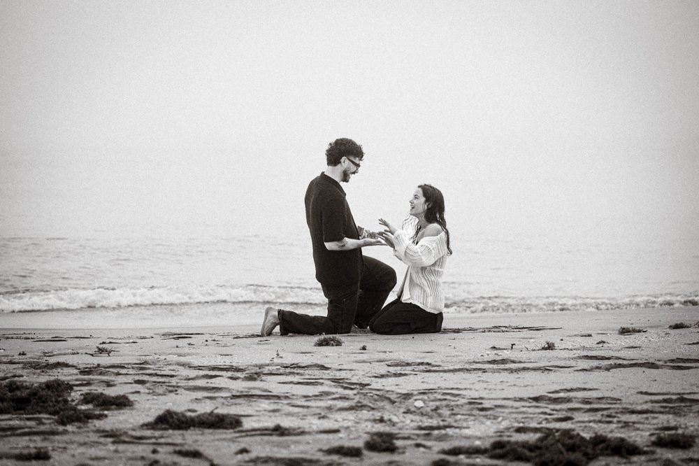 Pareja comprometida a la hora dorada, fotografía de compromiso en West Palm Beach por The Love Pics
