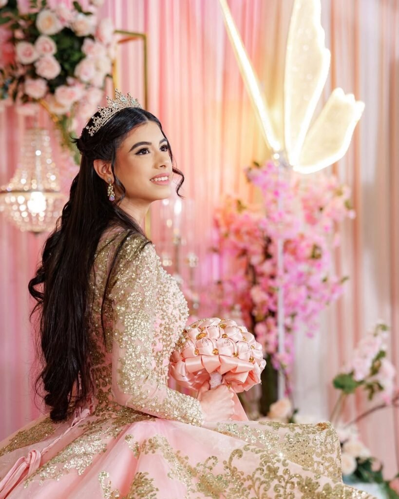 Quinceañera con vestido rosa y dorado con corona — fotografía de XV años en West Palm Beach
