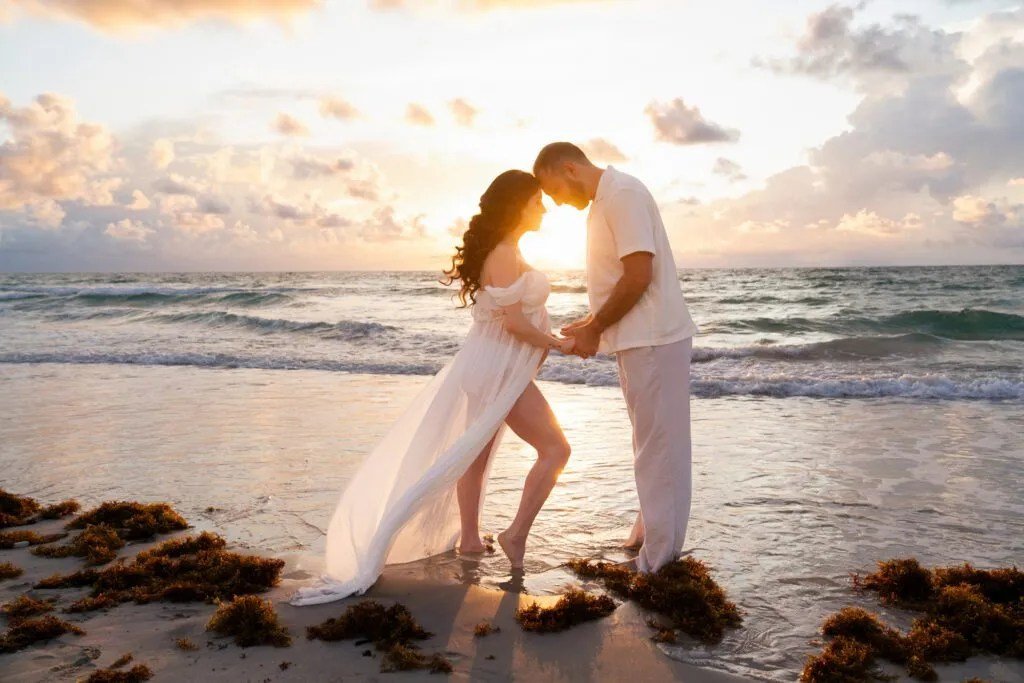 Relaxed maternity portraits outdoors in West Palm Beach