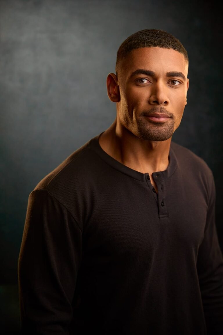 LinkedIn headshot session in West Palm Beach by The Love Pics