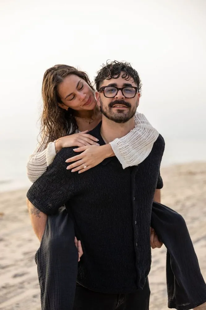Pareja abrazándose en la playa