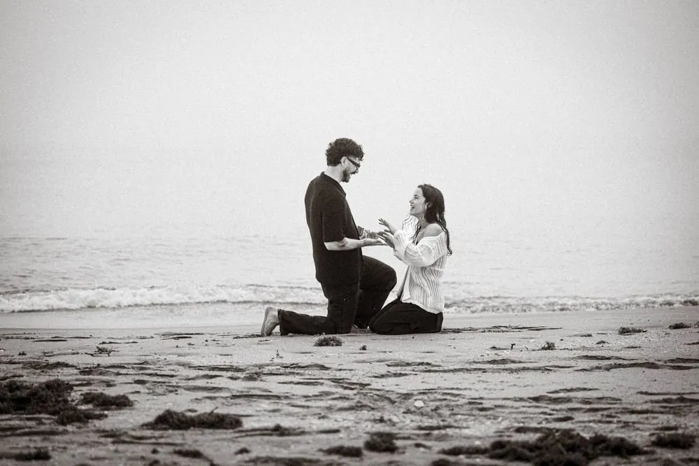 Pareja comprometida a la hora dorada, fotografía de compromiso en West Palm Beach por The Love Pics