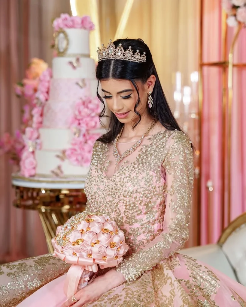 Quinceañera con corona — retrato de XV años en West Palm Beach