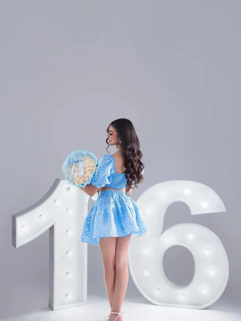 Quinceañera con corona — retrato de XV años en West Palm Beach