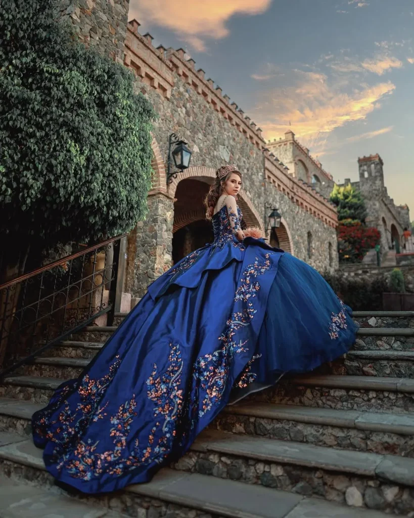 Quinceañera con vestido azul en castillo — retrato de XV años en West Palm Beach